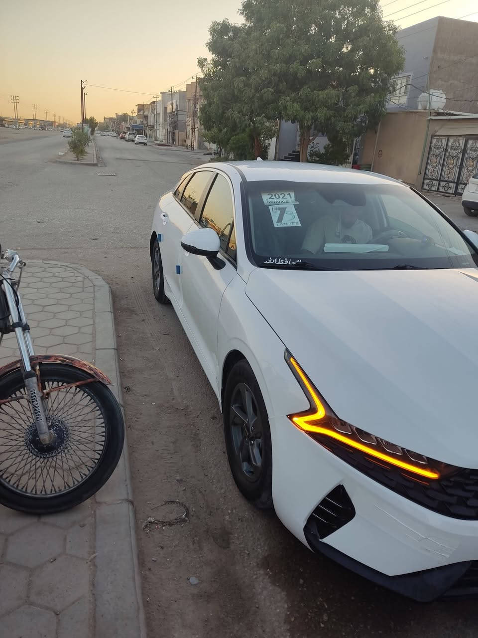 موديل2021 كي 5
لون ابيض والسعر 120
يا حزام صبغ
المواصفات 
محرك ١٦٠٠ تيربو اقتصادي وقوي 
تشغيل بصمه وتشغيل عن بعد 
شحن لاسلكي للهاتف
شاشه كبيره 
رادار +رادار الخطوط 
اوتو هولد
ستيرن حرف D
انضمه قياده smart "normal"sport"custom
مانع انزلاق +نظام Abs
اوتو بارك 
تحكم كامل من الاستيرن
مكان السياره النجف الاشرف
موبايل***********
