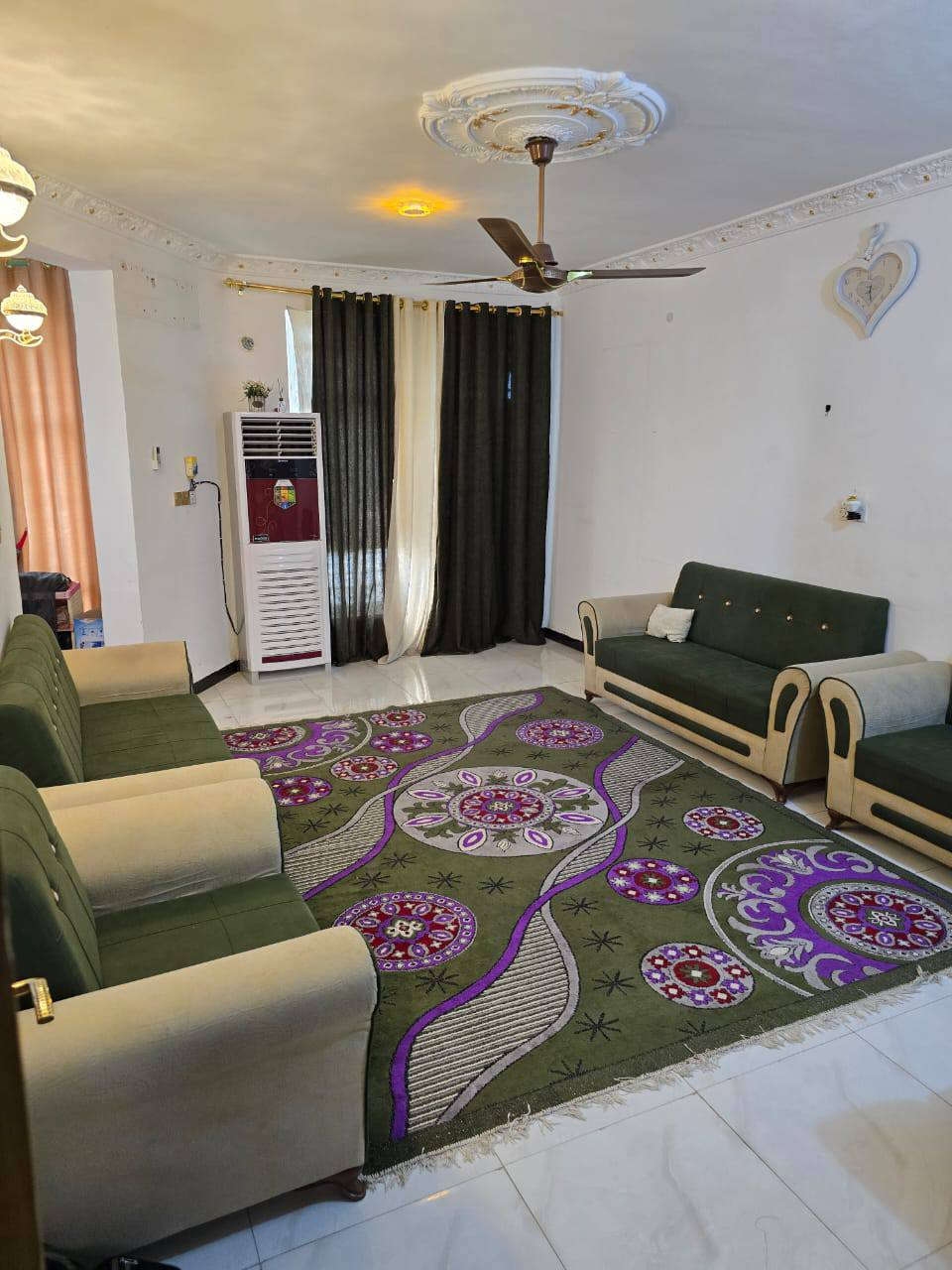 #دار_للبيع
 طابقين مساحه 200 متر طابو صرف.. يحتوي الطابق الأول
على صاله 4/9
وستقبال 4/6
غرفتين 4/5
مطبخ4/4
.... يحتوي الطابق الثاني على
غرفتين4/6
صاله 4/7
ومجمع صحياك 2/2
كما موضح في الصور 
#العنون ابو سديره قرب المدرسه الحديدية (أنيس الاصبحي) ثالث فرع على اليسار وداخل الفرع رابع بيت على اليمين
 

للاستفسار / ***********
