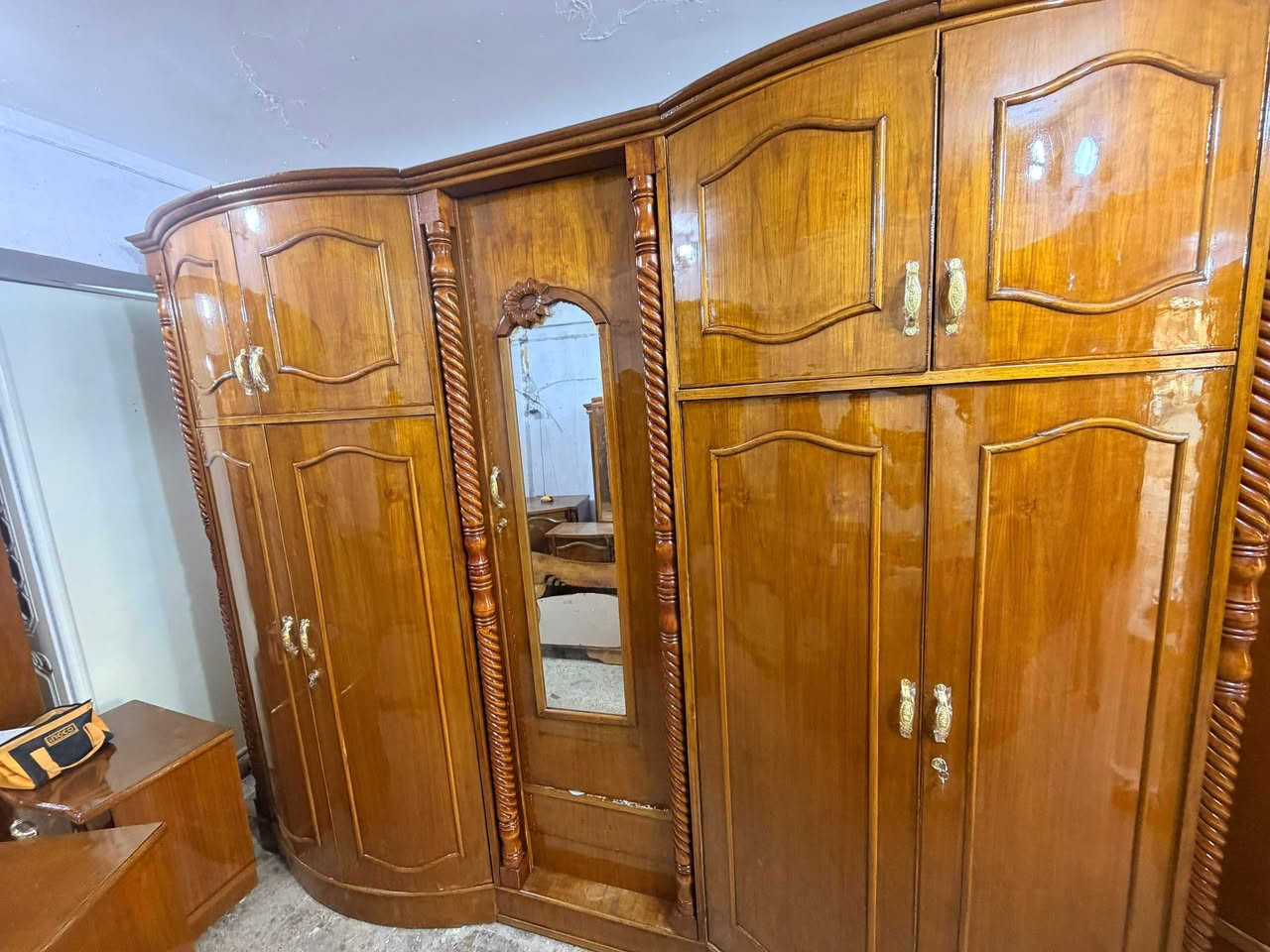 غرفة عراقية صااج مدور. نقش. ملحق نظيفة وحلوة كما في الصورة صبغ جديد اي استفسار على الرقم ***********
