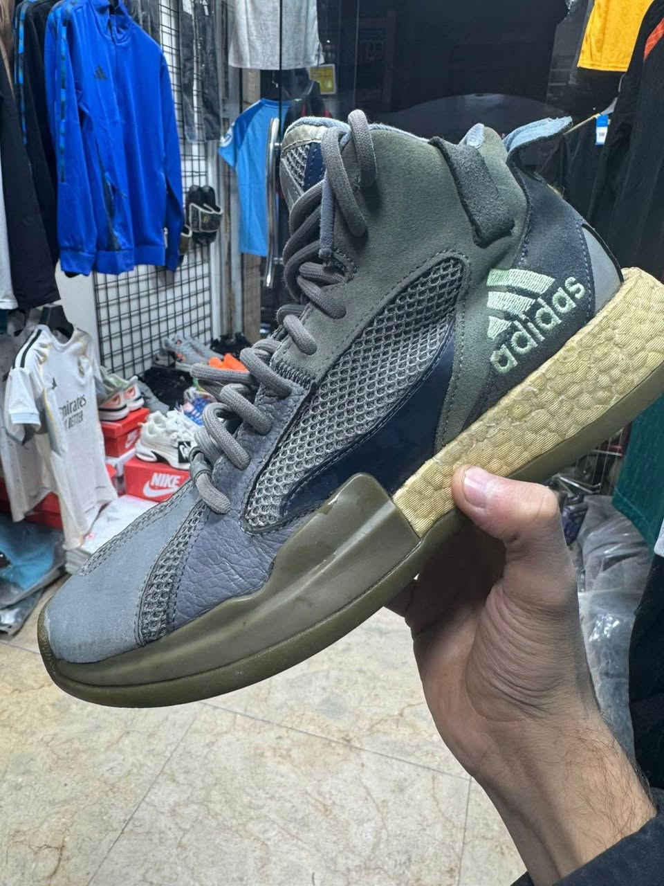 السلام عليكم حذاء باله 
قياس 41 
سعر 5 الاف 
رقمي ***********
يوجد توصيل بغداد, العراق
