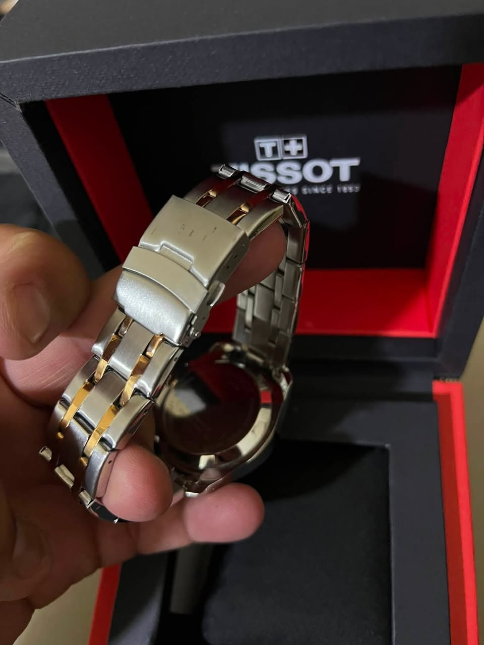⌚ TISSOT Chronograph 1853 🇨🇭
أناقة سويسرية… ودقة تُحكى ⏱️✨

تصميم فاخر يجمع بين اللون الفضي والذهبي مع ميناء أسود أنيق، وكرونوغراف عملي يضيف للساعة حضوراً مميزاً.
ساعة تناسب الرجل اللي يهتم بالتفاصيل ويعرف قيمة الأناقة الحقيقية 🤵🏻‍♂️

🇨🇭 Swiss Made | TISSOT 1853
✨ فخامة • دقة • أناقة

السعر 100 الف 
📩 للاستفسار عن السعر والتفاصيل واتساب ***********
مكاني بغداد
