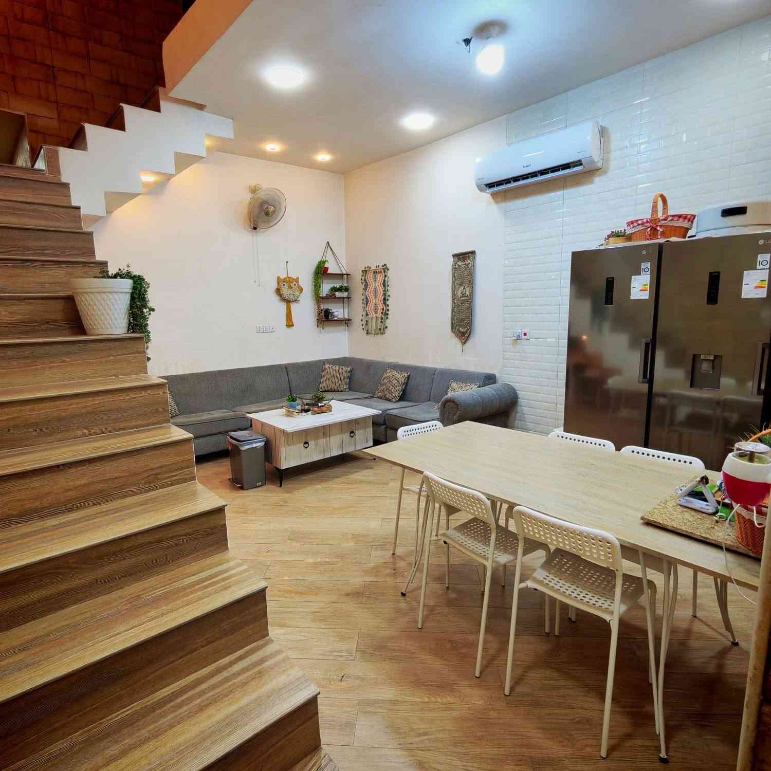 ⭕فرصة⭕الدار مطلوب قرض اسكان ‼️
🏡 دار سكنية حديثة "درجة أولى" للبيع في بغداد - البلديات ✨

فرصة لا تعوّض! بناء حديث (2021) وتصميم معماري مميز استغل كل شبر.

📍 العنوان والموقع:

 المدينة: بغداد - البلديات / منطقة المتميزين (موقع استراتيجي ومميز).

 الشارع: تقع الدار على شارع مرتب وعريض (بعرض 15 متر) وسط جيران محترمين.

 الخدمات المجاورة: قريبة جداً من السوق التجاري، والمول، والمدارس، والعيادات الطبية، والمصارف.

📐 المساحة والأبعاد:

 المساحة الكلية: 100 متر مربع.

 الأبعاد: الواجهة 5 متر | النزال 20 متر.

 السند: طابو ملك صرف (جاهز للتحويل الفوري).

🧱 تفاصيل ومواصفات الدار الداخلية:

 🛏️ عدد غرف النوم: 3 غرف نوم بنظام أجنحة مريحة (1 أرضي + 2 سويت علوي Suite).

 🛋️ صالة الاستقبال: صالة استقبال فخمة مع حمام ضيوف مستقل.

 🛋️ صالة المعيشة والجلوس: تشمل صالة معيشة (هول داخلي) بمساحة واسعة مريحة (4.5 × 5.5 متر) بالإضافة إلى صالة جلوس إضافية للعائلة.

 🔝 البيتونة: واسعة جداً بمساحة غرفة كاملة (5 × 4.5 متر).

⭐ مميزات إضافية وعامة للدار:

 بناء حديث وتستحق الوصف بـ "درجة أولى" من حيث المواد الإنشائية والتصميم.

 تشطيب نظيف جداً وجاهز للسكن الفوري.

 تصميم ذكي يوفر تهوية ممتازة وإضاءة طبيعية لكافة الغرف والصالات.

 الدار مناسبة جداً للعوائل التي تبحث عن الراحة والاستقرار.

💰 السعر والملاحظات المالية:

 السعر: السعر يُحدد عند الاتصال (اتصل للمزيد).

 ملاحظة: الدار مطلوب عليها قرض إسكان.

📞 للإستفسار والمعاينة المباشرة:

يرجى التواصل مباشرة مع المالك عبر الرقم:

***********
