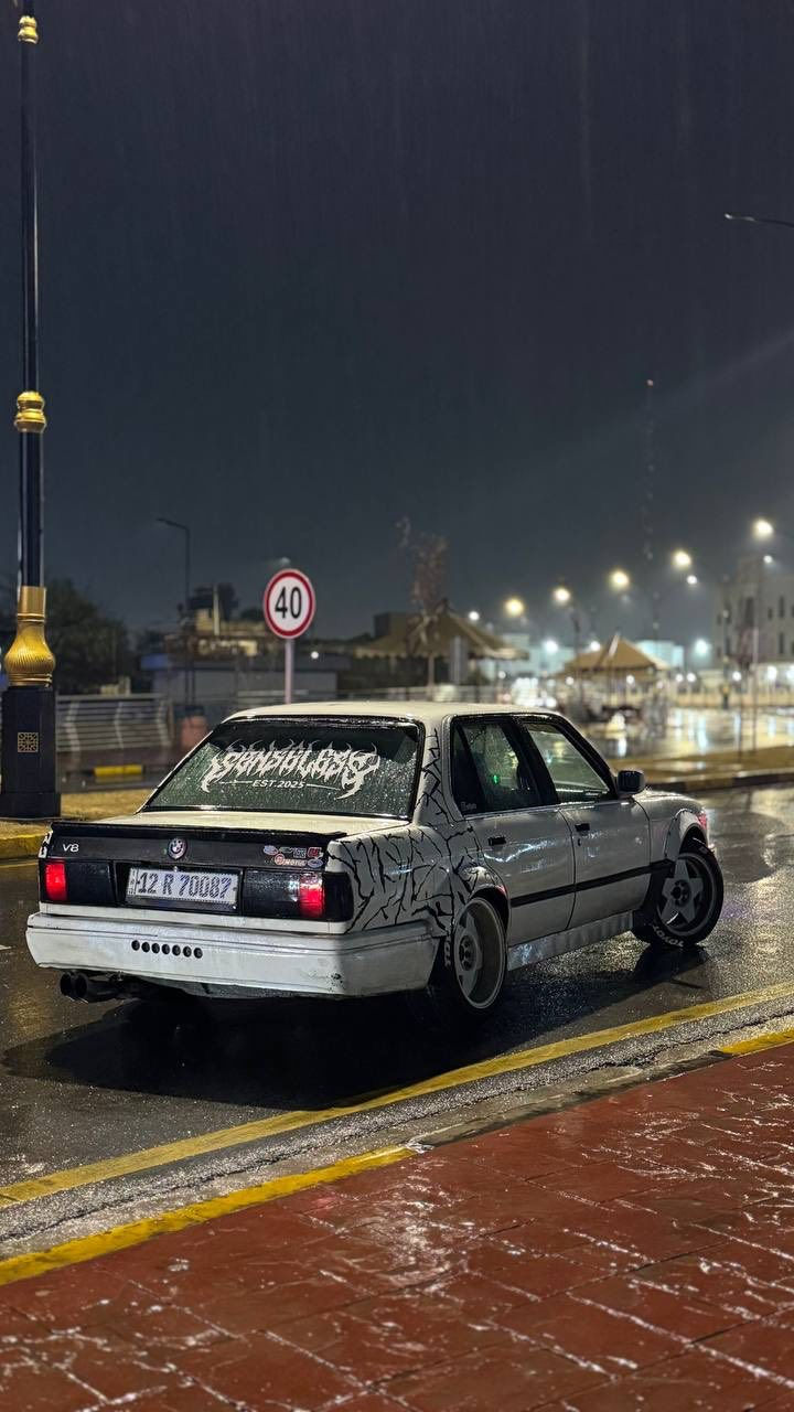 موديل 88 رقم نينوى هزه رقم مسطره السياره بأسمي
سنويه 30
كابون بانزين بيها
مكينه 18 بلاد حشوه 20
كير 20
مابيها كص ولاضربه قويه
بيها تخم ويلكب بوربت 
صالنصه رياضي تفصال بوابه ريمونت 
شاشه 
سنتر لوك 
بيها وايد بدي عمل 
سياره بيها نقوصات بسيطه حيل
سعرها 33 وترهم مراوس 
***********
