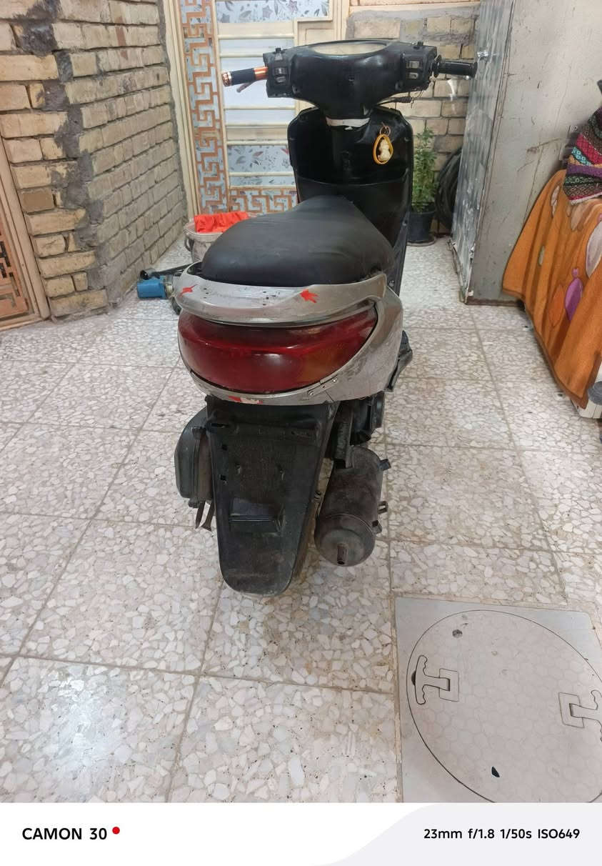 السعر300 الكشر بلادي نظافة نص
تشتغل سلف وهندر بيها صوت بالمحرك ما اعرف منين

بيها مجال للشراي كوم حديد البلديات

***********
