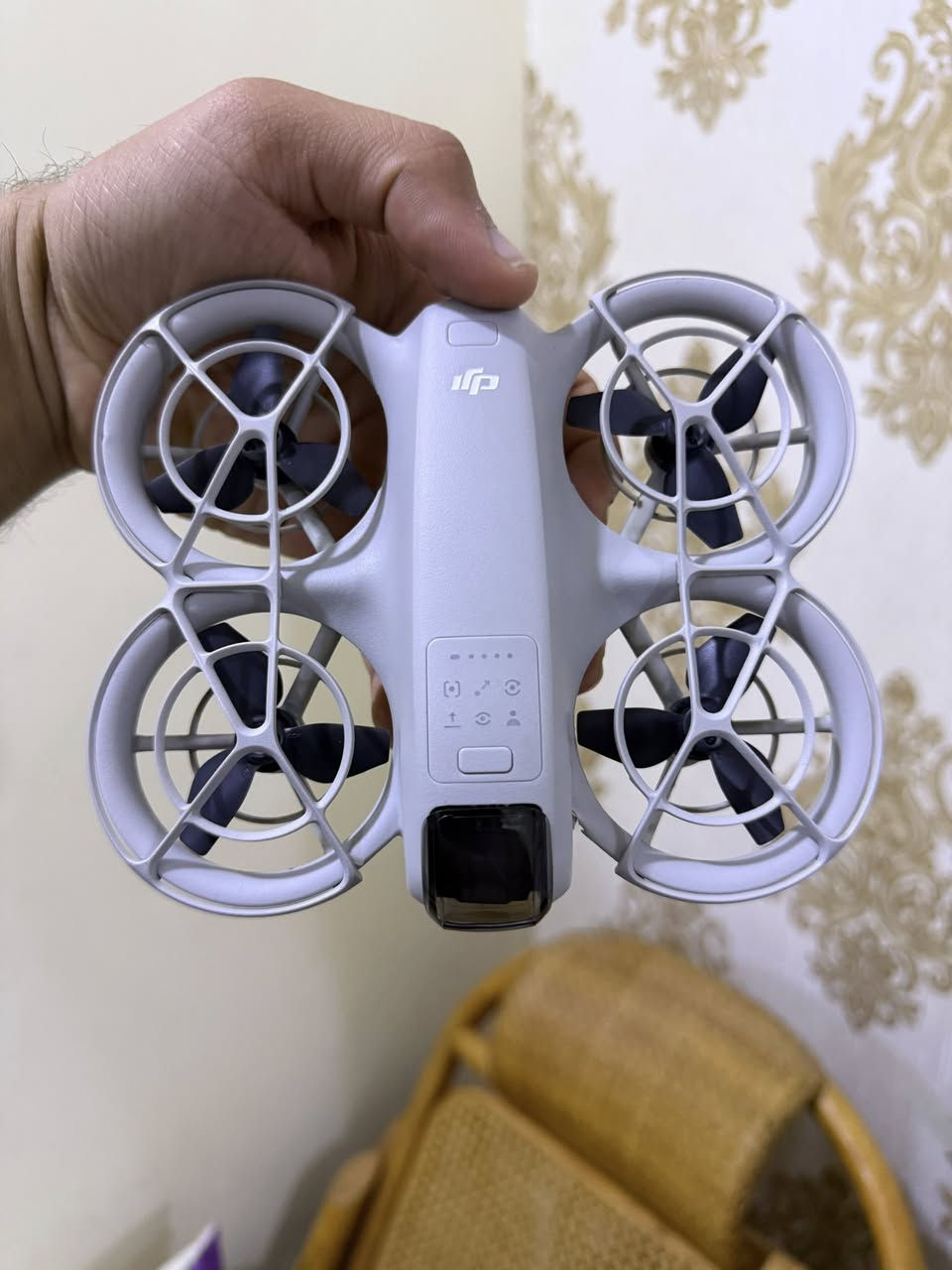 سلام عليكم 
درون dji نيو ون 
درون غنية عن تعريف من نحاية تصوير وسرعة استجابة 
تصوير 4k تحكم جوستك وموبايل. وايضا بدون اي شي فقط درون هم تطير مميزات. 
تتبع و دوران وابتعاد والارتفاع وهواي شغلات. 
الدرون بية ضربة خفيفة كما موضح حادث اصتدام. 
ملحقات كاملة. جوستك وبطاريات 2 وشاحن بطارية 
مكاني البصرة الاستفسار ***********
