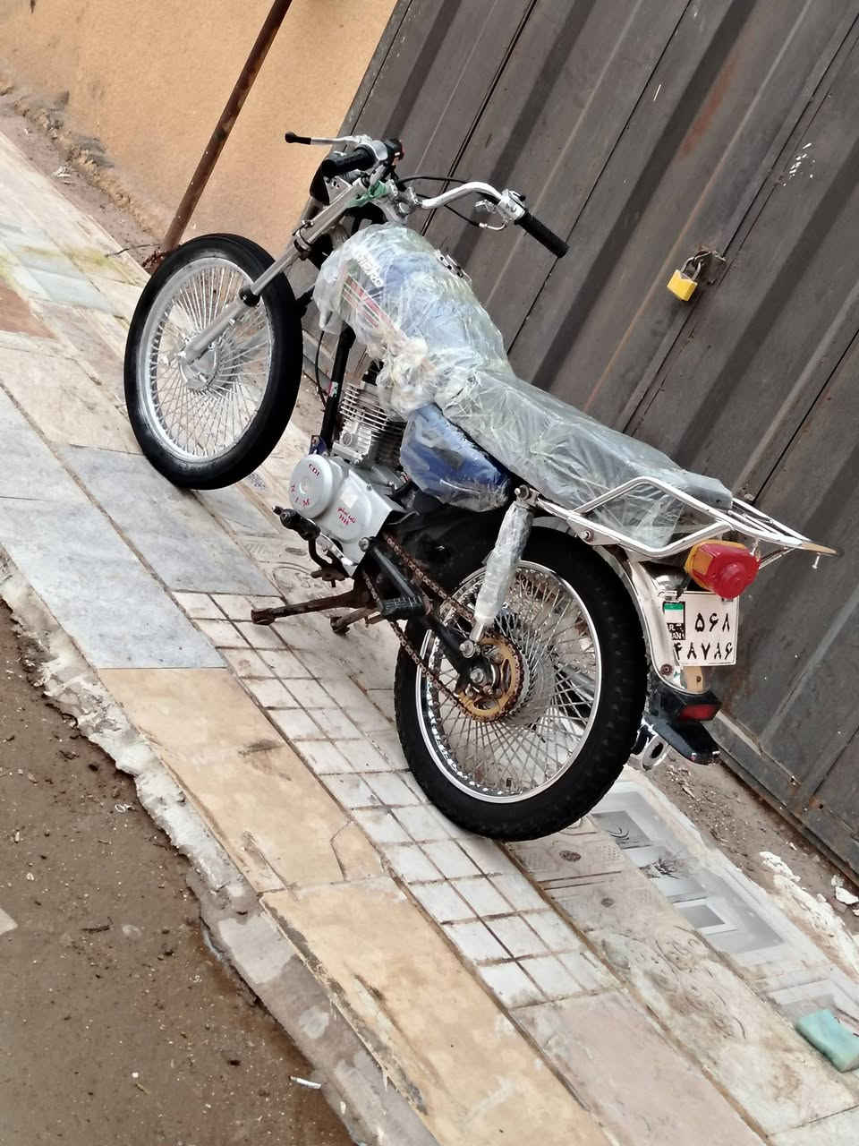 السلام عليكم نامه. شبه اصلي موديل 20فافونه ورقم شاصي ومكينه كله 20طبق الاصل اوراقه ضايعه ابيعك كلك تايرات جدد مكينه بجيس مفتوحه عوزه ترتيبات بصيطات ليته موجود ضفيره توني شاده بس تربط الليت
دراجه نضيفه وجاهزه اتعهدلك سرقه وعشائر 
السعر 375وبيه مجال بسيط كلش 
العنوان ذي قار الغراف 
***********اتصل وانه خادم
