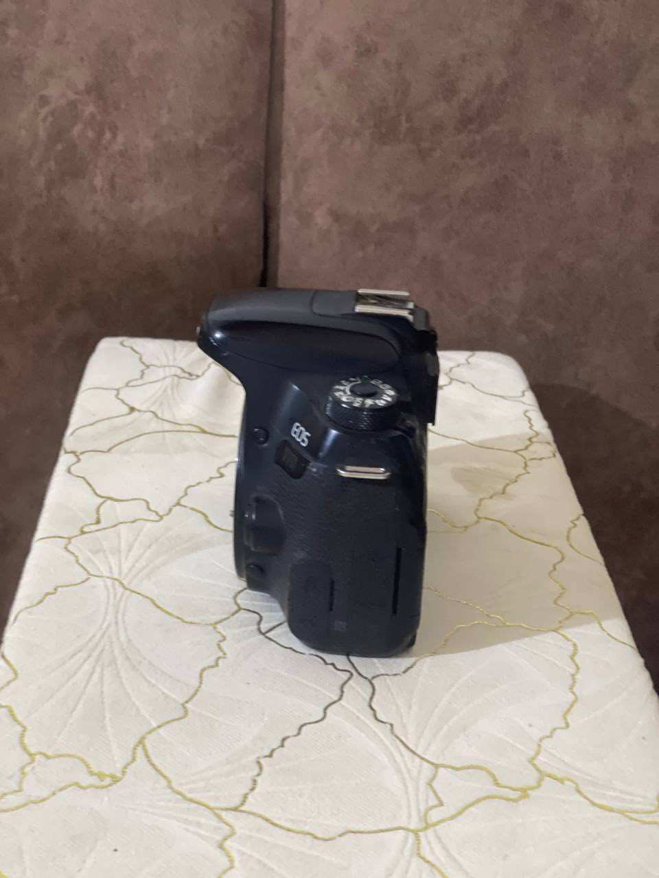 السلام عليكم متوفر كامرا كانون d77 مع عدسه 70-300 وعدسة فيديو 18-135 للبيع الكامرا مع كامل الملحقات بحاله جيده وايضاً بلاضافه ستاند وبطاريات عدد 2 السعر 650 للاستفسار مراسلة الصفحة او الاتصال ***********
