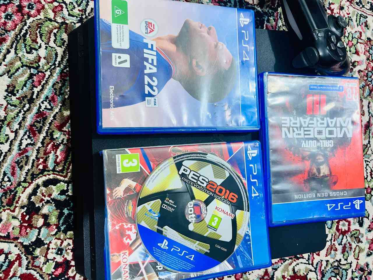 بلي فور للبيع استعمال قليل
كامل ملحقات يدة اصلية
و3 اقراص فيفا 23 مو 22 و كل اوف ديوتي و بيس 16
الاستفسار اكثر
*********** 
سعر235 بي مجال بسيط
