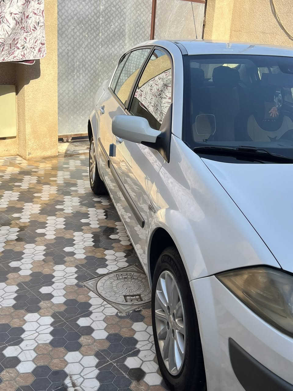 السلام عليكم
رينو ميكان موديل 2008 

محرك 1600 

سياره نضيفه 

تدفيه تبريد شغال 

تخم تايرات جدد 

 عمل دوشمه جلد جديده 

بيهه بارد كلش بسيط خلف باب السايق بلهلال 

سياره نضيفه على أيدي 

السعر 59$

وبيهه مجال 

للاستفسار 

***********
