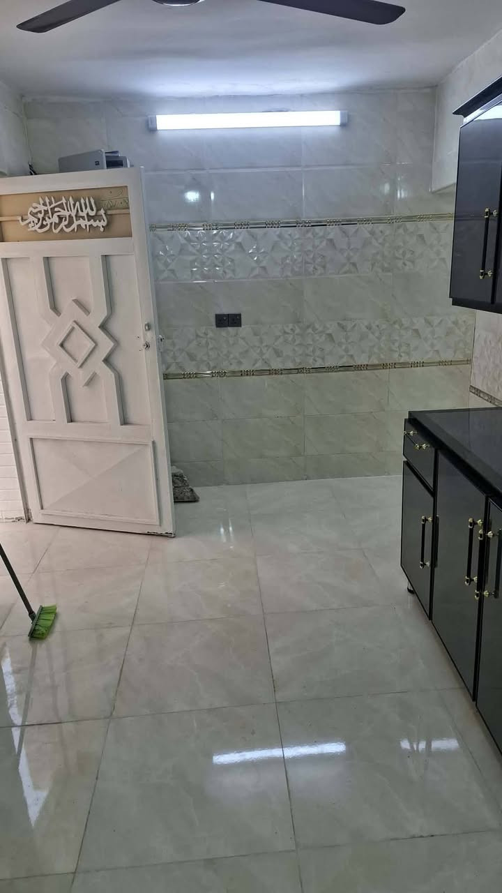 يوجد بيت البيع المساحة بلسند 52 بس واقع حال تقريبآ 70 العنوان  بلولايه بشارع بيت حطاب يتكون غرفه صاله مطبخ وغرفه فوك بيت مرتب وجديد بناء طابوك  الاستفسار ع الرقم الهاتف ***********
