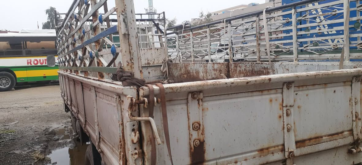 بسم الله الرحمن الرحيم
سلام عليكم 
سيار دانيا للبيع 
رقم بغداد صدامي
مكينه بانزين 
سنويه ساقطه 

للستفساره ***********
