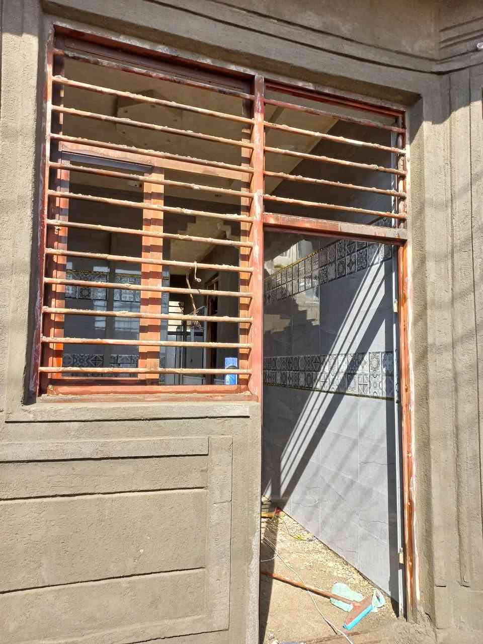 دار للبيع ١٠٠ متر زراعي سند ٢٥ يحتوي على أستقبال وغرفة و مطبخ مع صحيات خارجية وداخلية أما طابق الثاني هيكل غرفتين مع مطبخ وصحيات مكان حي القصور خلف محطة بانزين ميسان قرب مولد السعر ٧٠ وبي مجال قليل


**إذا كنت صاحب هذا الإعلان وتريد حذفه لأي سبب، رجاءا أرسل رسالة إلى الدعم الفني**
