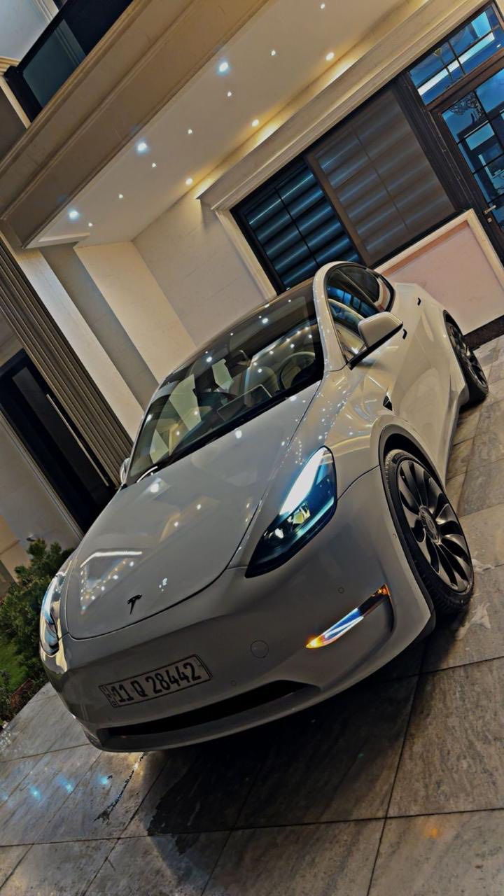 السلام عليكم للبيع 
تيسلا y بيفورمنس ( رياضية ) 2022

نظام دفع: كهربائي ثنائي المحرك (Dual Motor AWD)
* الدفع: رباعي دائم (AWD)
* التسارع 0-60 ميل/س (0-97 كم/س): 3.5 ثانية
* السرعة القصوى: 250 كم/س (155 ميل/س) تقريباً
* القوة المقدرة: بين 455 و580 حصان حسب طريقة القياس والمصدر.  

البطارية والمدى

* البطارية: حوالي 75 كيلوواط ساعة
* المدى الرسمي EPA: 303 أميال (488 كم) للشحنة الواحدة.  
* الشحن المنزلي (240 فولت): حوالي 11.8 ساعة للشحن الكامل.  
* دعم شحن Tesla Supercharger السريع حتى 250 كيلوواط.  

العجلات والفرامل

* جنوط Uberturbine قياس 21 إنش
* فرامل Performance أكبر حجماً
* نظام تعليق رياضي منخفض مقارنة بفئة Long Range.  

المقصورة

* شاشة وسطية 15 إنش
* سقف بانورامي زجاجي كامل
* 5 مقاعد
* تدفئة للمقاعد الأمامية والخلفية
* شحن لاسلكي للهواتف
* نظام صوت Premium مع 14 سماعة وساب ووفر.  

مساحة التخزين

* خلف المقاعد: 34.3 قدم³ (حوالي 971 لتر)
* الحد الأقصى بعد طي المقاعد: 76.2 قدم³ (حوالي 2158 لتر).  

أنظمة السلامة

* Autopilot الأساسي
* مثبت سرعة متكيف
* المحافظة على المسار
* كاميرات محيطية
* مراقبة النقطة العمياء
* ⁠
الحادث فقط جاملغ وبنيد مكفول شواصي ولغود واي شي غير الذكرتهن تصليح درجه اولى ✅

السعر 21500 بيه مجال 

عنوان بغداد 

*********** 

‭0788 011 0077
