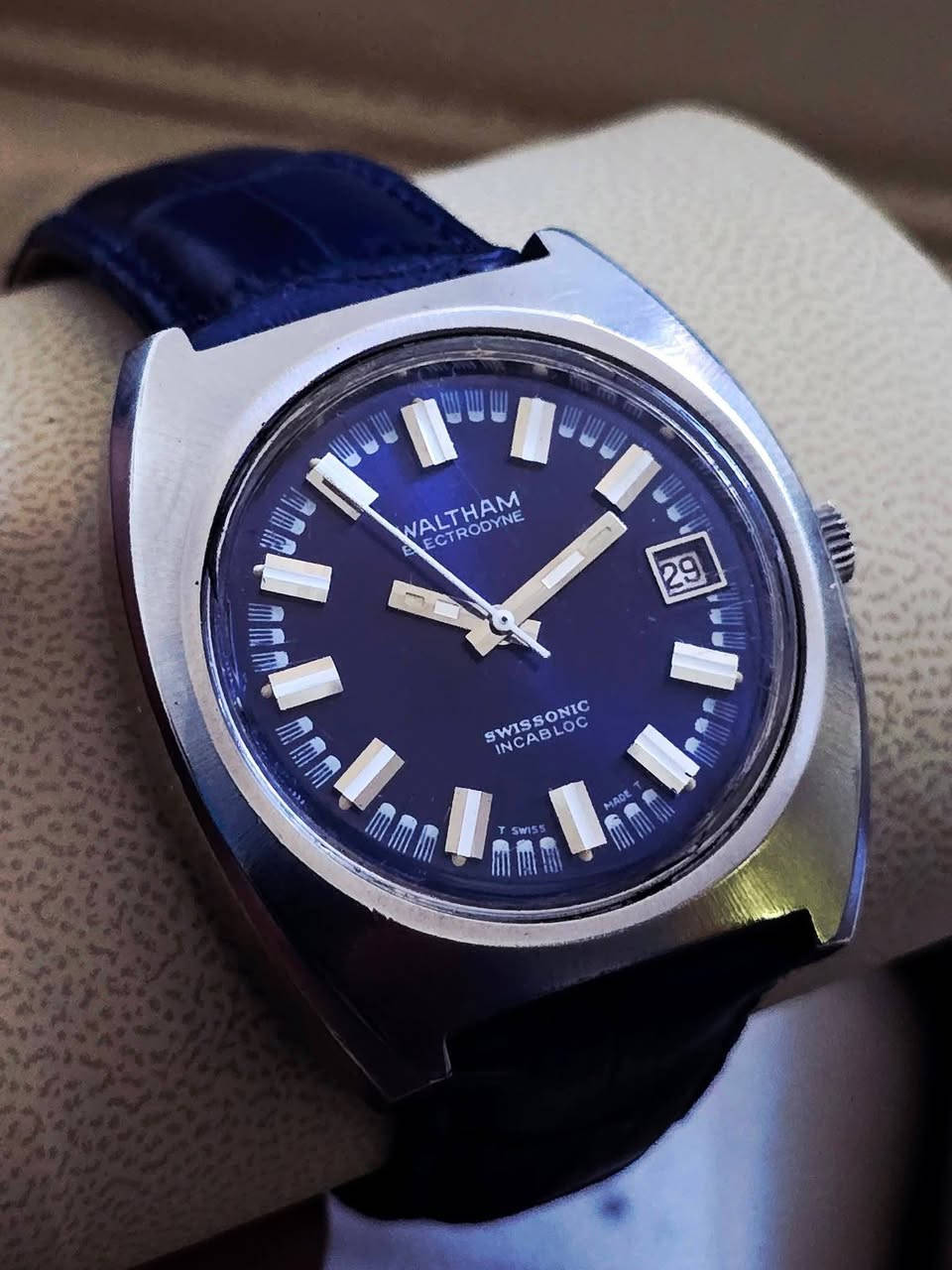 ولثام الكترونيك
من النوادر  
مكينه نادره وعملاقه رقاص بطارية 
مينا زرقاء جميله 
سير جلد مستبدل 
نظيفه جدا 
قطر 39 تقريبا 

160 دولار 
المكان اربيل 
يوجد توصيل
Samer Akeel AlJboory 

https://www.tiktok.com/@samerakeelwatch?_r=1&_t=ZS-92FTEuU


**إذا كنت صاحب هذا الإعلان وتريد حذفه لأي سبب، رجاءا أرسل رسالة إلى الدعم الفني**