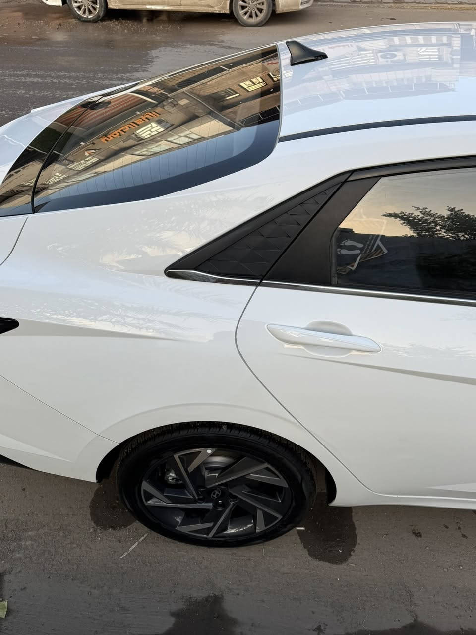 سلام عليكم
انترا تجميع صيني ٢٤ ماشية ٥٣ الف 

مكفولة كير محرك كلشي 

بيها بس صبغ شوية بين الجاملغ الخلفي والباب اقل الشبر والجاملغ البصف السايق بي بي دي ار طخة خفيفة كلش عندي صور الطخة اذا اتحب اتشوفها سيارة خير من الله 

رايدها ب١٣٥ وبيها مجال حق الجية

*********** موجود واتساب
عنواني بغداد بسمي السيارة
