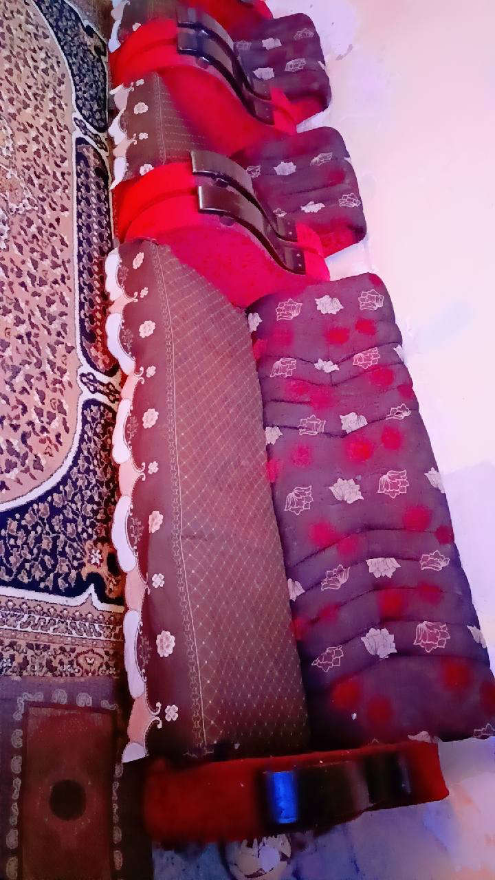 متاح تخم 2 قنفات كبار +وحده وسط+2 كراسي:  حي المزرعه
سعر 150 وبي مجال___ ***********  /  ***********
