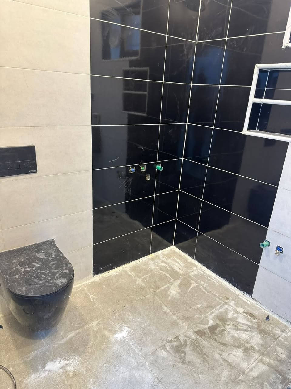 السلام عليكم يعلن مكتب البركة للعقارات دار للبيع في السيديه مساحه 82متر واجها 5/30  نزال 15/30 مدخلين زيرو بناء 2025 مطبخ سيراميك غرفه ارظي وثنين طابق ثاني صحيات عدد اثنين سطح امامي وسطح خلفي قرب جامع الصديق من جهت التشجير
للتستفسار ***********
