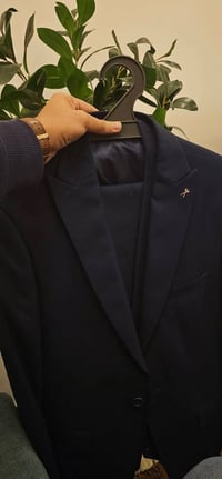 عندي بدلة رسمية (قاط) اخذتها من ازياء هوليود الي بالمنصور واتساب 07801...