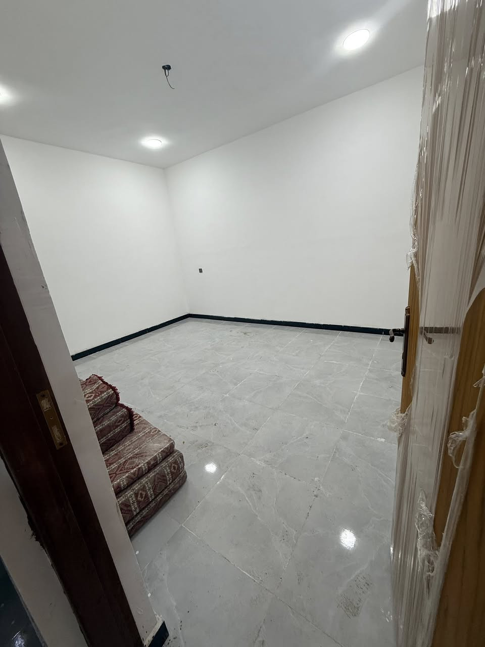 السلام عليكم
بيت جديد بناء رفت 
بناء طابوق 
ستقبال +مطبخ+صاله +غرفه نوم.  +حمام.   الطابق الاول 
الطابق الثاني.  غرفتين نوم وصاله وحمام 
المساحه البيت 150 م طابو ملك صرف
موقع البيت المدائن حي التصنيع خلف البيطرى 
الاتصال او المرسله واتساب 
***********
***********
