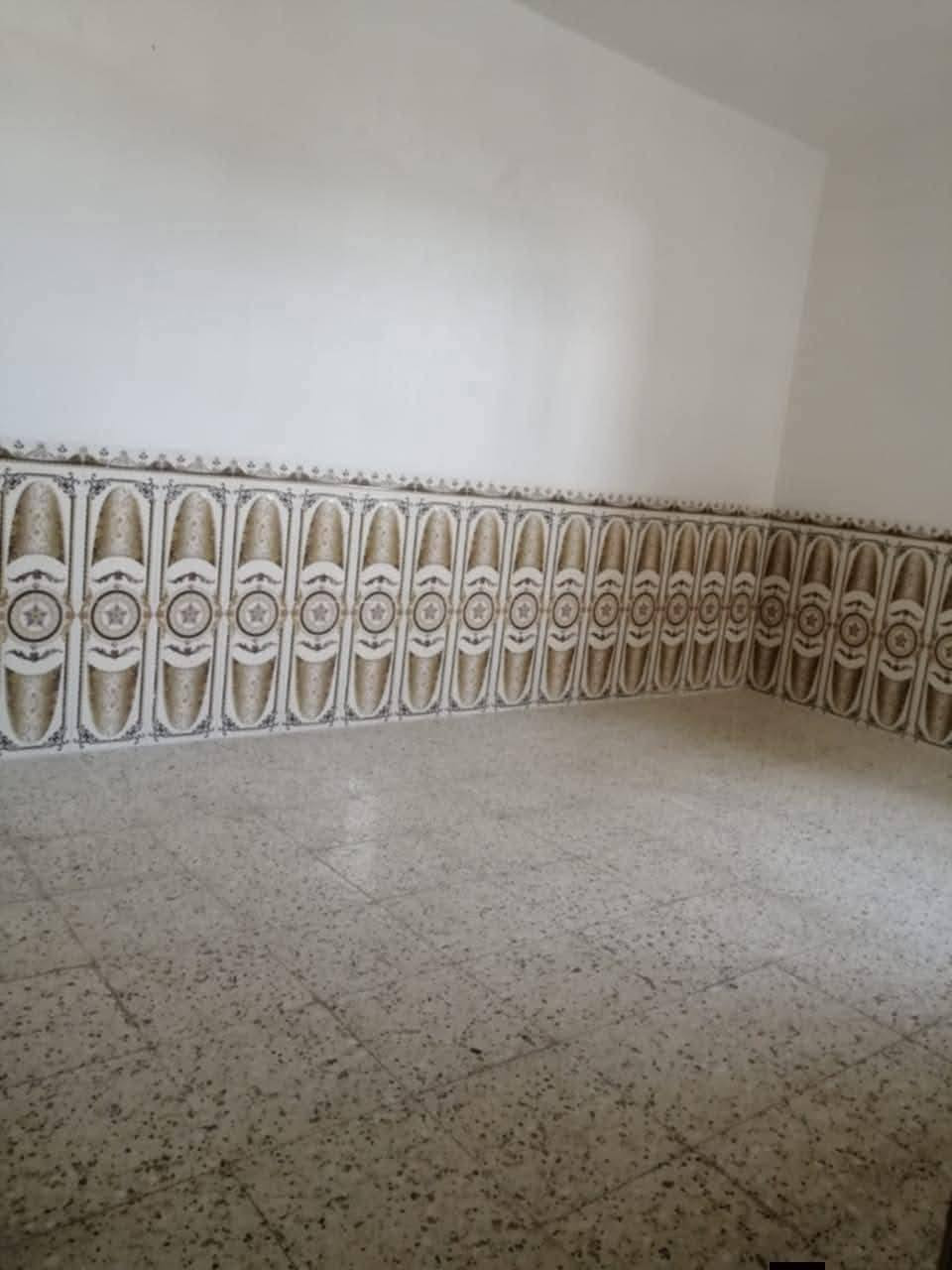 مشتمل للايجار بناء حديث يتكون من مطبخ وكلدور وحمام ومنور وغرفت نوم وحده  مساحته 100
 نظيف مثل متشوفونه بالصور اجاره 250 اجاره لعائلة صغيرة فقط العنوان حله حي الجزائر فرع الصيدليه مرجان عبر سكه القطار 
***********
