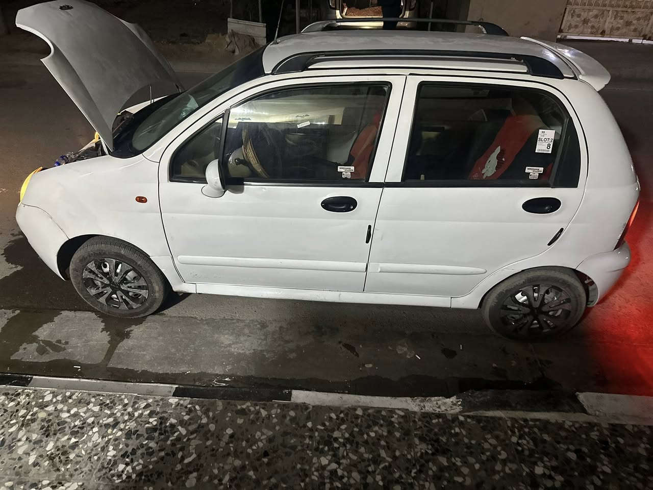 السلام عليكم 
كيو كيو موديل 2013 للبيع 
كير مكينه مكفولات 
كير اوتو 
رقم بغداد الإنكليزي باسمي سنويه لل 2030 
تبريد نقص غاز 
كهربائيات كلها شغاله 
مكانها حي الجهاد الرفاق 
***********
السعر 32 وبيها مجال
