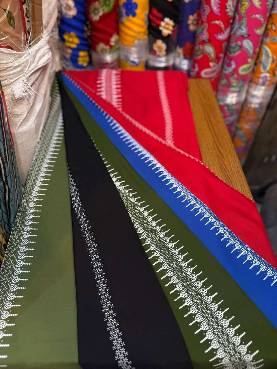 كشمير لكر خامه ثقيله 
عشر قوالب 
البيع جمله فقط
العنوان شورجه سوق الصفافير سوق المراديه
علي طعيمه 
للتواصل 
*********** حسين
*********** حسن
