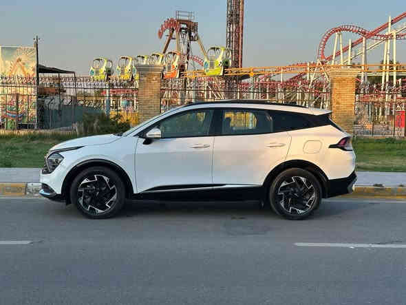 سبورتاج موديل 2023  مرقم بغداد  فئة sx برستيج الفول مواصفات الحجم لارج 
اللون ابيض 
وارد امريكي حادث خفيف جدا فقط جاملغ و شويه من الباب السايق صبغ 
بدون شاصي بدون اير باك بدون لغد 

مواصفاتها :-السيارة ماشية 57  جاية من امريكا ماشية 44 
1. محرك 2500 
2. كير 8 نمر 
4. بانوراما
5. بصمة : تشغيل - ابواب - صندوك
6. صندوث كهرباء
7. شاشة كبيرة على طول  الدشبول تدعم  ابل كاربلاي واندرويد اوتو وفول تحكمات
8. كيجات الكترونية متغيرة حسب الوضعيات
9. انظمة القيادة : سبورت - سمارت - نورمال
10. كشنات كهرباء فول 
11. كراسي كهرباء فول تحكم مع كشن امامي متحرك عند النزول اوتماتيك
12. اضواء ترحيب عند الاقتراب مع ترحيب داخلي عند الصعود او المغادرة
13. شحن وايرليس
14. منافذ تايب سي عدد 3 مع 2 في الكشنات ومنفذ يو اس بي ومنفذ جداحة
15. هاند بريك بصمة
16. اوتو هولد
17. كاميرات 360 مع بالاشارات الجانبية مع وضعيات مختلفة للكاميرات
18. فول رادارات امامية وخلفية وجانبية . نقطة عمياء وحساسات امامية خلفية 
19. تحديد مسار ذكي
20. قيادة ألية ذكية
21. نقطة عمياء
22. كروز سرعة
23. تدفئة كشنات 
24. سستم صوت هارمن 
26. خزن كشن سائق ميموري وضعيتان
27. ويل كب حجم 19 وحساس اطار ،        
28. اشاير بالمري
29. تشغيل عن بعد
30. شاشة لمس متغيرة لتحكم الميديا او لتبريد
31. ستيرن فول تحكمات
32. السيارة 2 ويل يعني المرغوب بل سوك 
33. اللوان متغير للدشبول و ابواب السيارة
المكان بغداد 
***********
