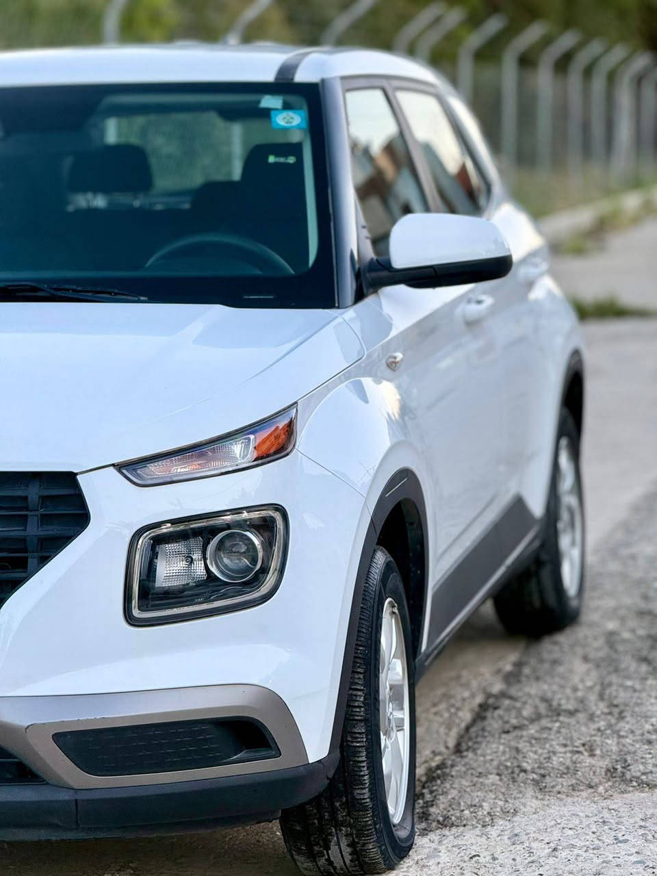 السلام عليكم
🚘 للبيع — Hyundai Venue 2022 SE

✔️ كلين 
✔️ بدون قطرة صبغ
✔️ ماشية 50 ألف كم فقط

المواصفات والأنظمة:

•✅ نظام المحافظة على المسار 
(Lane Keep Assist)
•✅ نظام التحذير من الخروج عن المسار 
(Lane Departure Warning)
•✅ نظام مانع الانزلاق (Traction Control)
•✅ نظام الثبات الإلكتروني (Stability Control)
• ✅ نظام تثبيت السيارة على المرتفعات
 (Hill Hold Control)
• ✅ تنبيه السائق 
 (Driver Attention Warning)
• ✅ نظام ABS للمكابح

📱 تدعم:
• Apple CarPlay
• Android Auto

🎵 4 سماعات
🎛️ تحكمات ستيرن
🔌 منفذ USB
💡 مصابيح أوتوماتيك
🪞 مرايا كهربائية
⛽ اقتصادية جدًا بالوقود
🛞 تايرات 15 إنش
🪑 إمكانية تعديل ارتفاع مقعد السائق

السيارة استخدام مرتب ومريحة جدًا داخل المدينة.

💵 السعر: 140 فقط.
للتواصل و الإستفسار على الرقم 📞 : 
    ***********
