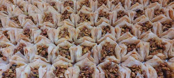 السلام عليكم واهلا وسهلا بكم
 يوفر لكم ( يوسف الحلواني ) كل ماهو جديد من اصناف الحلويات التركي والسوري والعراقي اسعارنا تنافسيه جمله مستعدون تجهيز كافه المحلات والمعارض والمناسبات موقعنا بغداد تتوفر خدمة توصيل داخل بغداد ***********
