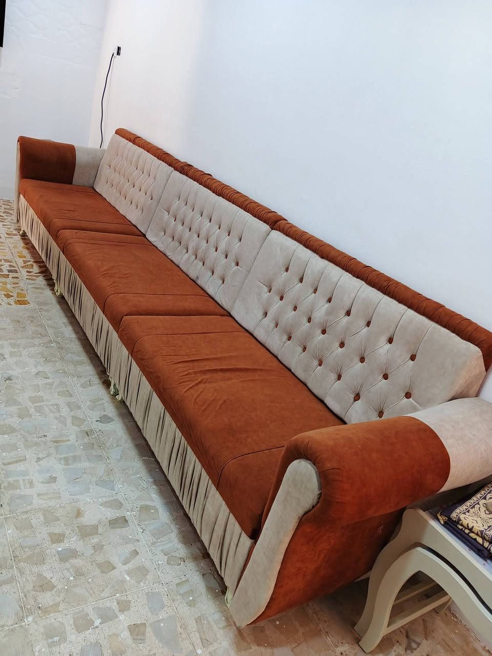 ديوان للبيع نظيف جدا بيها تلبسيات جدد ممخليهن كلش حلوات وياهن*********** واتس اب
