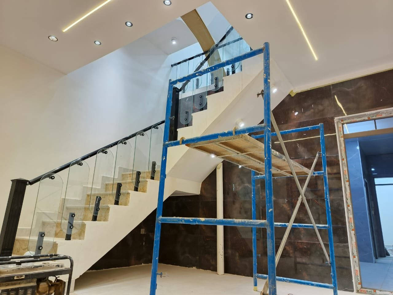 للبيع
بيت بحي المهدي بناء درجة اولى طابقين فول مواصفات المساحة ١٠٠ متر 
الموقع حي المهدي 
على ساحة مع حديقة للبيت وعرض الشارع ١٥ مكان منيز جداً 
للاستفسار ***********
