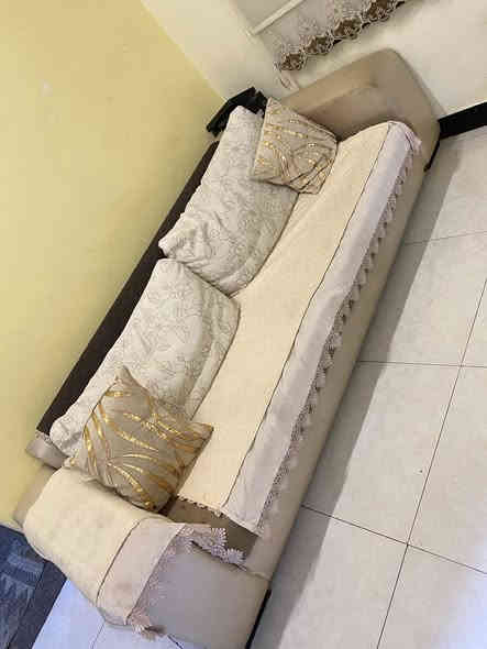 قفات. اربع قطع تركي. ينفتح يصير جربايه. ثقيلات جداا. القاعدة تنفصل وسهلة الغسل. وياهاك مخادهم. زنجبيل. ولقاعده هم زنجيل. نضيفات. لونهم اوف وايت. يداتهم جلد.  مابيهم كسر. 
السعر. ٤٠٠
المكان التنومة الاكوات.  
الاستفسار الاتصال.   ***********
