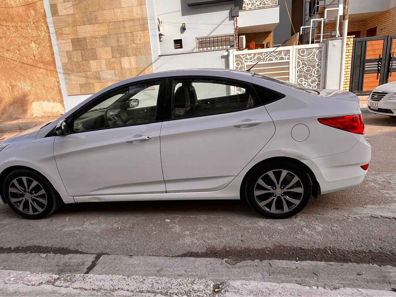 السلام عليكم 
اكسنت 2015 خليجي بلو فتحة سقف 
خمسة ويل كب تحكمات شاشة كاميرا 
مكينة 1600 دوش وباقي المواصفات المعروفة 
السيارة على ايد وحدة استلام شركة 
صارت بيها طخة خفية بالجاملغ الامامي الايمن ونصبغ والباقي مكفول 
مكاني بغداد 
السعر 110
رقم الهاتف *********** بغداد, العراق
