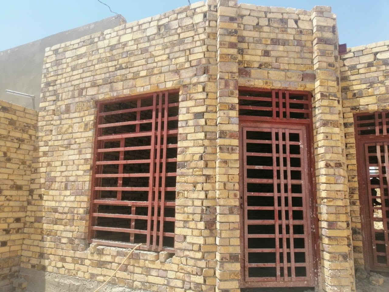 بيت للبيع عله طريق السنيه بحي الامين مساحه 200 متر قريب عل تبليط يحتوي عله ٢ غرف وصاله واستقبال ومطبخ ومنور 2  وصحيات داخليه وخارجيه للاستفسار عله *********** ديوانية, القادسية
