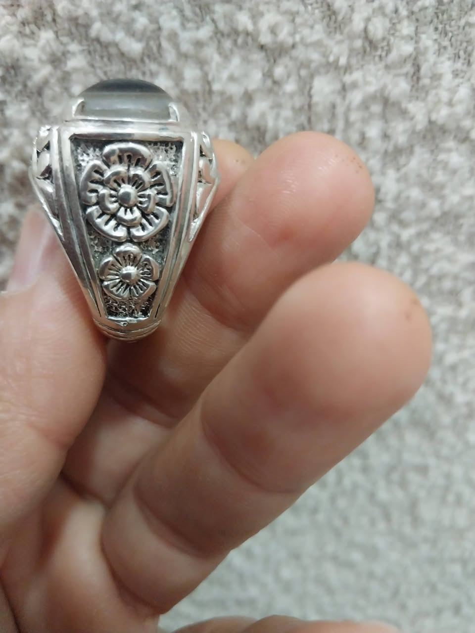 السلام عليكم جزعه يمانيه مشكوله قديمه وزن ٢٠ غرام للاستفسار***********
