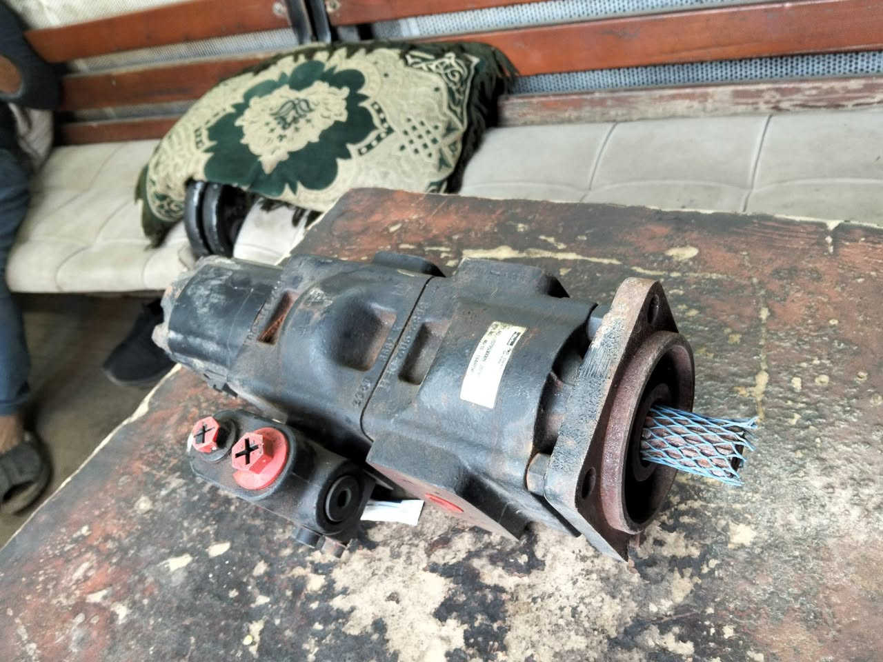 السلام عليكم للبيع مضخة جي سي بي اصلي جديد لوك ***********/***********
