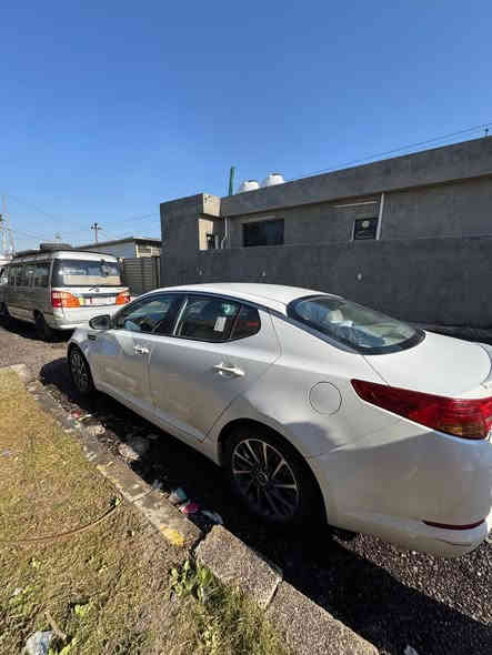 كيا اوبتما 2013 خليجي مكينة 2400 جديدة و مكفوله هيه و الگير و الكهربائيات كلشي بيهه سليم فول عدا البانوراما بيهه قطعة مصلحة نفسهه و قطعة كلير شبر واحد مشتغليهه بلادي شواصي لغود و الايرباكات مكفولات مواصفاتهة :

اشاير بالمري ...
شفتات سرعة ...
تحكمات ستيرن و 3 انظمة قيادة ...
ثلاجة بالچكمچة ...
ويل 16 گادنزا اصلي ...
شاشة اندرويد تجاري لان متجي بيهه شاشة ...
سستم صوت اصلي...
و باقي التفاصيل و الشرح بالفيديو اسف على الاطالة 
 السعر:_ 122 
مكاني بغداد ( مطار بغداد الدولي) 
رقم الهاتف ***********
و للعلم الليمونه متجي ويه السيارة بدون احراج 😂
