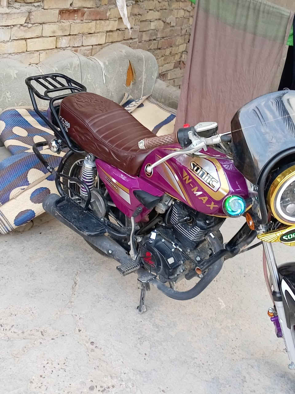 السلام عليكم دراجه سوينك للبيع مكان حله بكرلي دراجه نضيفه نكره سلف كهربائيات شغالة مابيه اي نقص صارلة ٤ أشهر طالعه من الوكيل السعر 950 وبيه مجال رقمي 
***********
