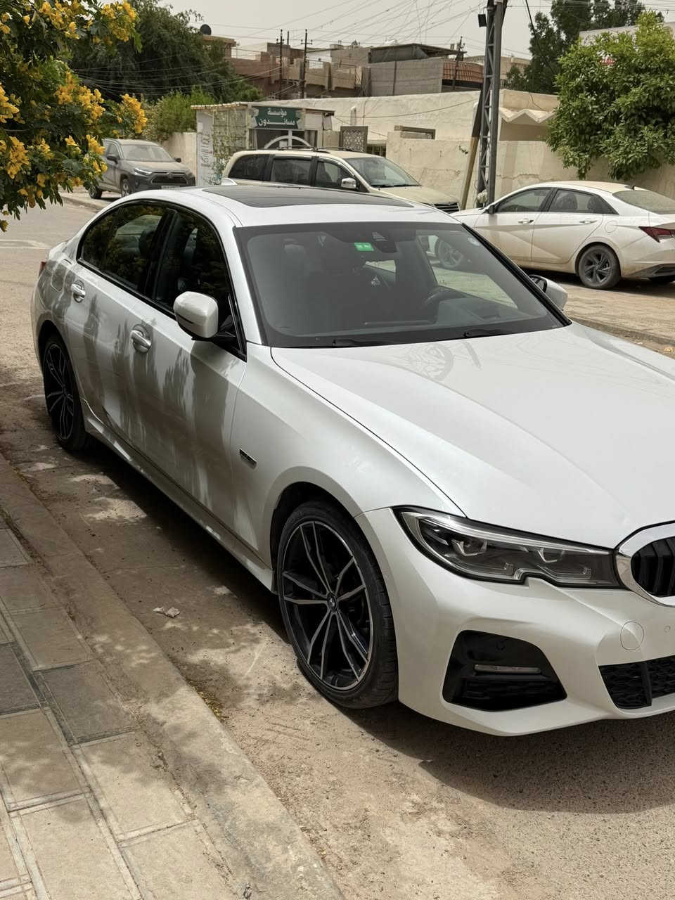 السلام عليكم
للبيع Bmw  موديل 2022 رقم اربيل 330e كهرباء +هايبرد+بانزين فول ماشية 45 كيلو متر  مكان السيارة 
بغداد
حي الجامعة 
للاستفسار اتصال ***********
