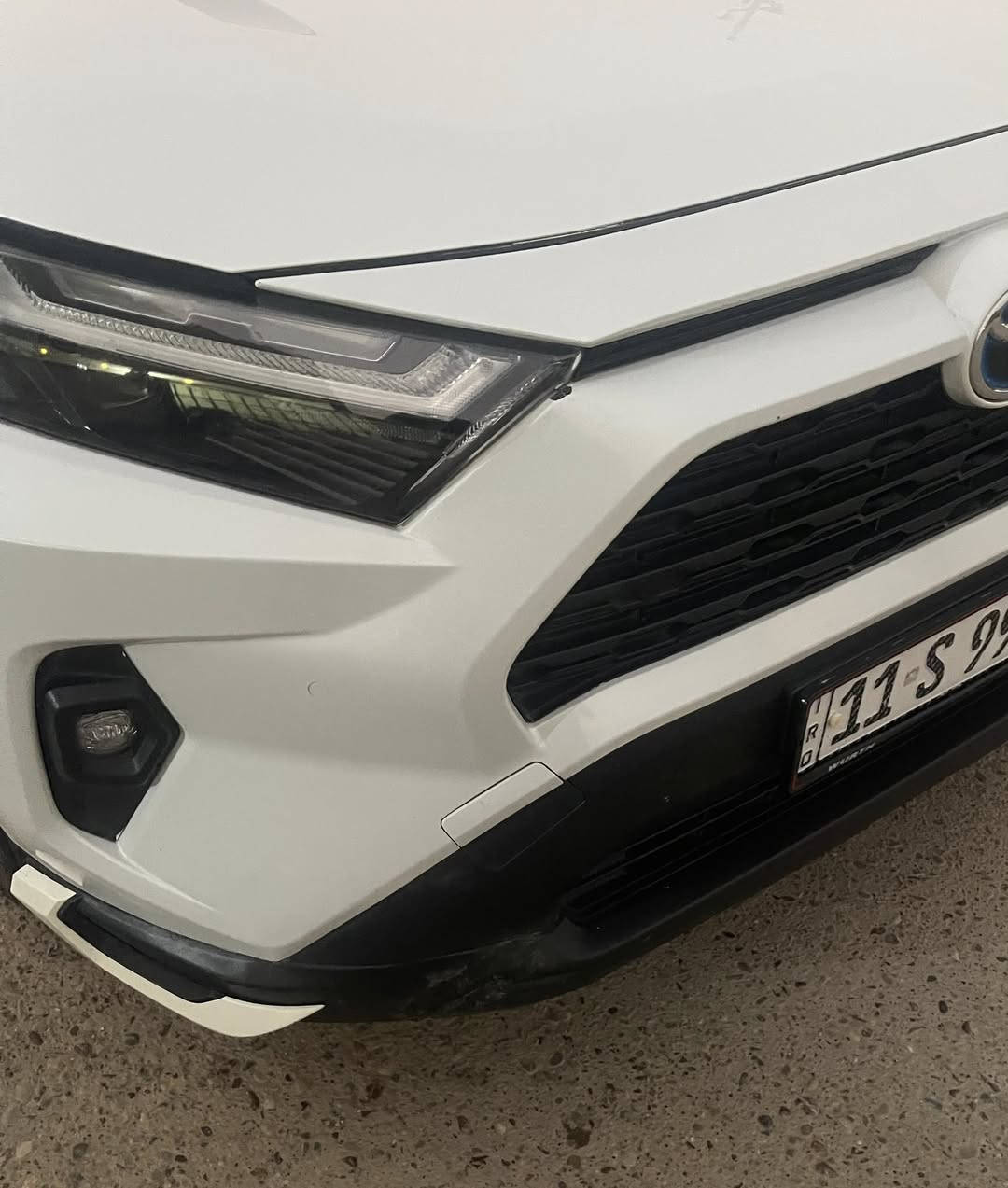 السلام عليكم
RAV4  موديل راف فور  2023خليجي ساز
موديل 2023 هايبرد
مكفولة من الحوادث فقط بارد بحجم شبر بين الباب والجاملغ الامامي  وتوجد ملاحضات بسيطة
 ماشية 68 الف كم قابله للزياده
مواصفات السياره 
فتحة سقف
اوتو هولد مع هاند بريك اوتو
حساسات امامية و خلفية 
مراقبة ضغط الاطارات
تبريد امامي بمناخات منفصله مع تبريد خلف
شاشة تدعم ابل كار بلي .. اندرويد اوتو مع تحكمات للسيارة باللغه العربيه

السيارة دفع رباعي و حجم المحرك 2500  
السعر 250 $ 
للاستفسار. ***********
