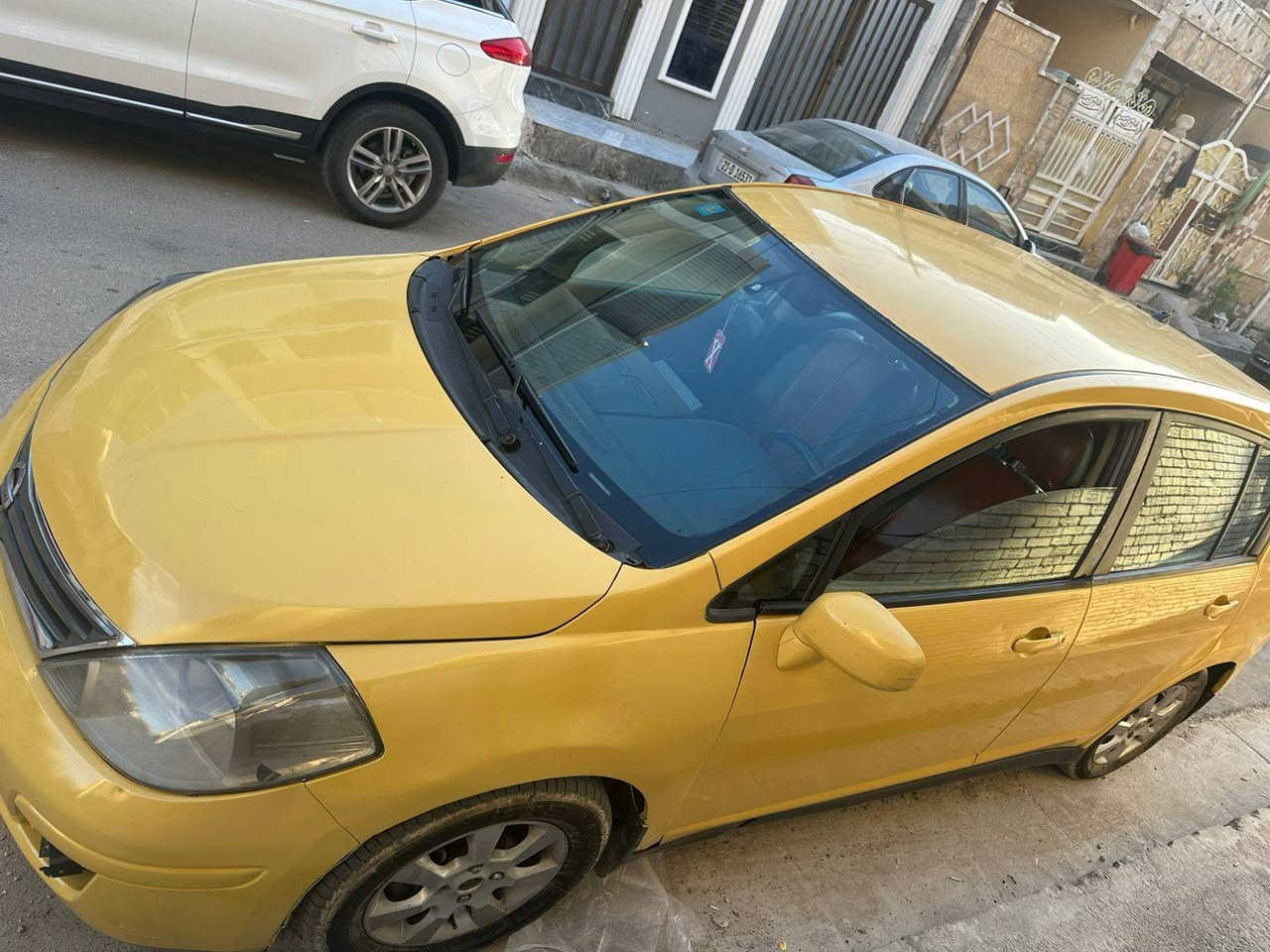 نيسان فيرسا 
2010 
كير ومكينه توني شادهن قبل شهر ونص يشگن الكاع 
صدر كله جديد نقص دبل فقط 
زوج تاير امامي 
شاشه 
ايندرويد 
كامره 
نقص كمبريسر 
ترايك للبصره 
مكان بغداد سيديه
 ***********
