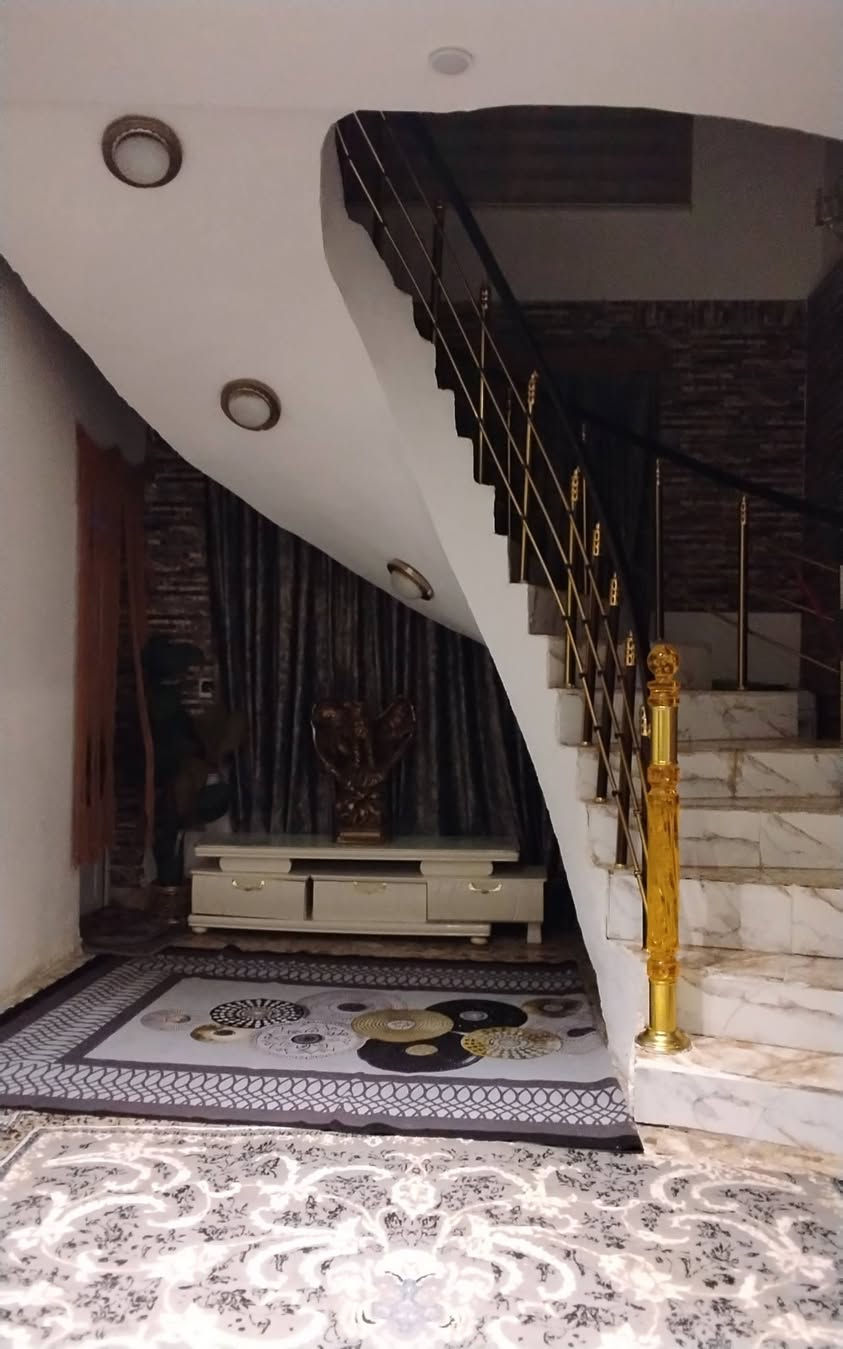 السلام عليكم 
الدار للبيع المساحه 176
يحتوي على غرفه وصاله واستقبال ومطبخ ومجمع صحيات داخل البيت وخارجه العنوان بابل الورديه قرب جامع الشيخ حمزه العبود الفرع الأول مقابل أسواق جمانه 
للاستفسار ***********
