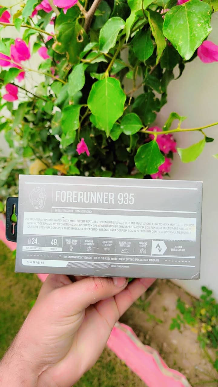 تتميز ساعة Garmin Forerunner 935 بأنها ساعة رياضية ذكية متكاملة ومخصصة لممارسي رياضة الجري، الترياتلون، والرياضات المتعددة [Image 3]. إليك أبرز مواصفاتها ومميزاتها الفنية:

1. التصميم والشاشة 🛠️

الوزن: خفيفة الوزن جداً (49 جراماً فقط) لتوفير الراحة التامة أثناء الركض والسباحة [Image 3].

الشاشة: شاشة ملونة بحجم 1.2 بوصة بدقة (240×240 بكسل) [Image 6, Image 17]، مصممة لتكون واضحة تماماً وقابلة للقراءة تحت أشعة الشمس المباشرة [Image 12, Image 26].

الهيكل والسوار: جسم الساعة مصنوع من البوليمر المدعم بالألياف [Image 6, Image 17]، مع سوار سيليكون مرن ومريح أثناء التعرق [Image 3].

2. المستشعرات وتتبع الأنشطة 📊

مستشعر نبضات القلب (Elevate): يقيس ضربات القلب من المعصم على مدار الساعة بدقة وبدون الحاجة لحزام صدر [Image 3, Image 13].

أنظمة الملاحة (GPS / GLONASS): تحديد دقيق جداً للموقع، السرعة، والمسافة حتى في البيئات الصعبة والغابات [Image 3].

مستشعرات مدمجة: تحتوي على مقياس ارتفاع بارومتري (Barometer) لمعرفة الارتفاعات، بوصلة ثلاثية المحاور، ومقياس تسارع [Image 3].

3. عمر البطارية 🔋

تعتبر البطارية من أقوى نقاط قوة هذه الساعة [Image 1, Image 8]:

وضع الساعة الذكية: تصمد حتى 2 أسبوعين بالشحنة الواحدة [Image 3, Image 17].

وضع الـ GPS: تعمل حتى 24 ساعة متواصلة (مثالي للسباقات الطويلة) [Image 3].

وضع توفير الطاقة (UltraTrac): يمتد التشغيل حتى 50 ساعة [Image 3].

4. الميزات الرياضية المتقدمة 🏃‍♂️

حالة التدريب (Training Status): أداة ذكية تقوم بتقييم تاريخ تمارينك وتخبرك ما إذا كنت تتدرب بإنتاجية، أو تفرط في التدريب [Image 7].

مؤشرات الأداء الديناميكية: تقيس التوازن في زمن ملامسة الأرض، طول الخطوة، ونسبة الارتداد الرأسي (عند ربطها بحزام الصدر المتوافق أو مستشعر الجري الخاص بـ Garmin) [Image 3].

مقاومة الماء: مقاومة للماء حتى عمق 50 متراً (5ATM) مما يجعلها ممتازة للسباحة في الأحواض أو المياه المفتوحة [Image 17].

تتميز ساعة Garmin Forerunner 935 بأنها ساعة رياضية ذكية متكاملة ومخصصة لممارسي رياضة الجري، الترياتلون، والرياضات المتعددة [Image 3]. إليك أبرز مواصفاتها ومميزاتها الفنية:
🌹#السعر 150 الف


**إذا كنت صاحب هذا الإعلان وتريد حذفه لأي سبب، رجاءا أرسل رسالة إلى الدعم الفني**