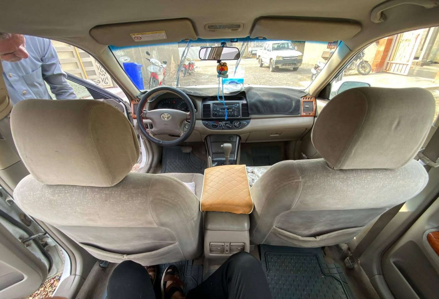 السلام عليكم كامري ٢٠٠٦للبيع لون ابيض رقم اربيل انكليزي للاتصال  *********** سعر ١١٥ وبيه مجال
