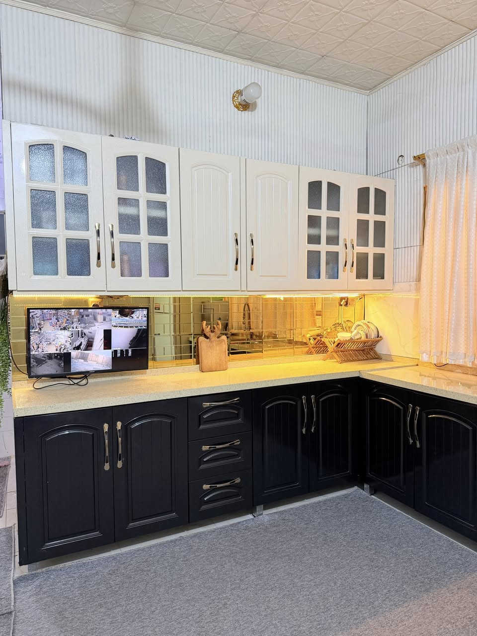 السلام عليكم كاونتر الداخل المنيوم الخارج اج دي اف تركي. حوض ستيل  الملحق مع الارضي ٣ متر والجهه الثانيه مترين ونص  للبيع. مستعجلين. نضافته ٩٠ بالميه  المكان بغداد جميله. للتواصل ***********
