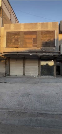 بنايه مساحه ٣٨٠ م واجهه ١٢  متكونه من ٣ محلات و٢ شقق وخلف البنايت بيت ...