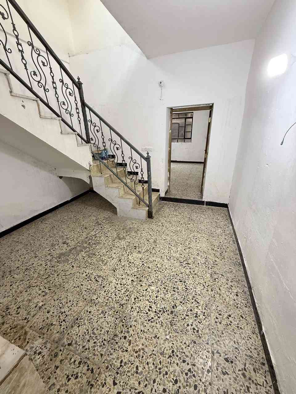 السلام عليكم بيت للايجار البلديات  ٩نيسان شارع الكنيسة  بظهر ملعب المدينة البيت قاطيآ ستقبال وصاله ومطبخ وغرفه نوم والطابق الثاني غرفه نوم وصاله ازغيرة وسطح مساحه البيت ١١٠متر ***********
