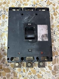 عندي غراض مال مولد   وكونتكتر ابو ١٨٠٠امبير أمريكي اصلي مامشتغل   وجها...