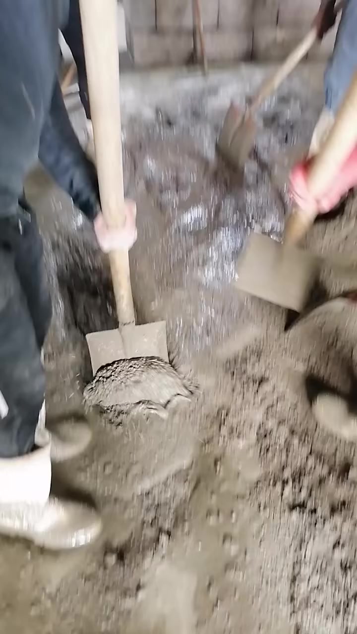 سلام عليكم،،،شغلي،، صب ارضيه مال كاشي،،صب ارضيه ينكعد عليها،،، صب رنبات مال سياره،،صب قسطل،،صب دنك،،صب بيتونه،،صب رصيف،،تدخيل مواد رمل جمنتو  مال كاشي،،،شغلي بسعار مناسبه،،مااخذ منك فلوس الا انت راضي،،رزقي ورزقك على الله،،،،،هاذ كورك،،، ،،،،***********تريد اتصال ،،تريد وات ساب،، هذا نموذج من شغلي
