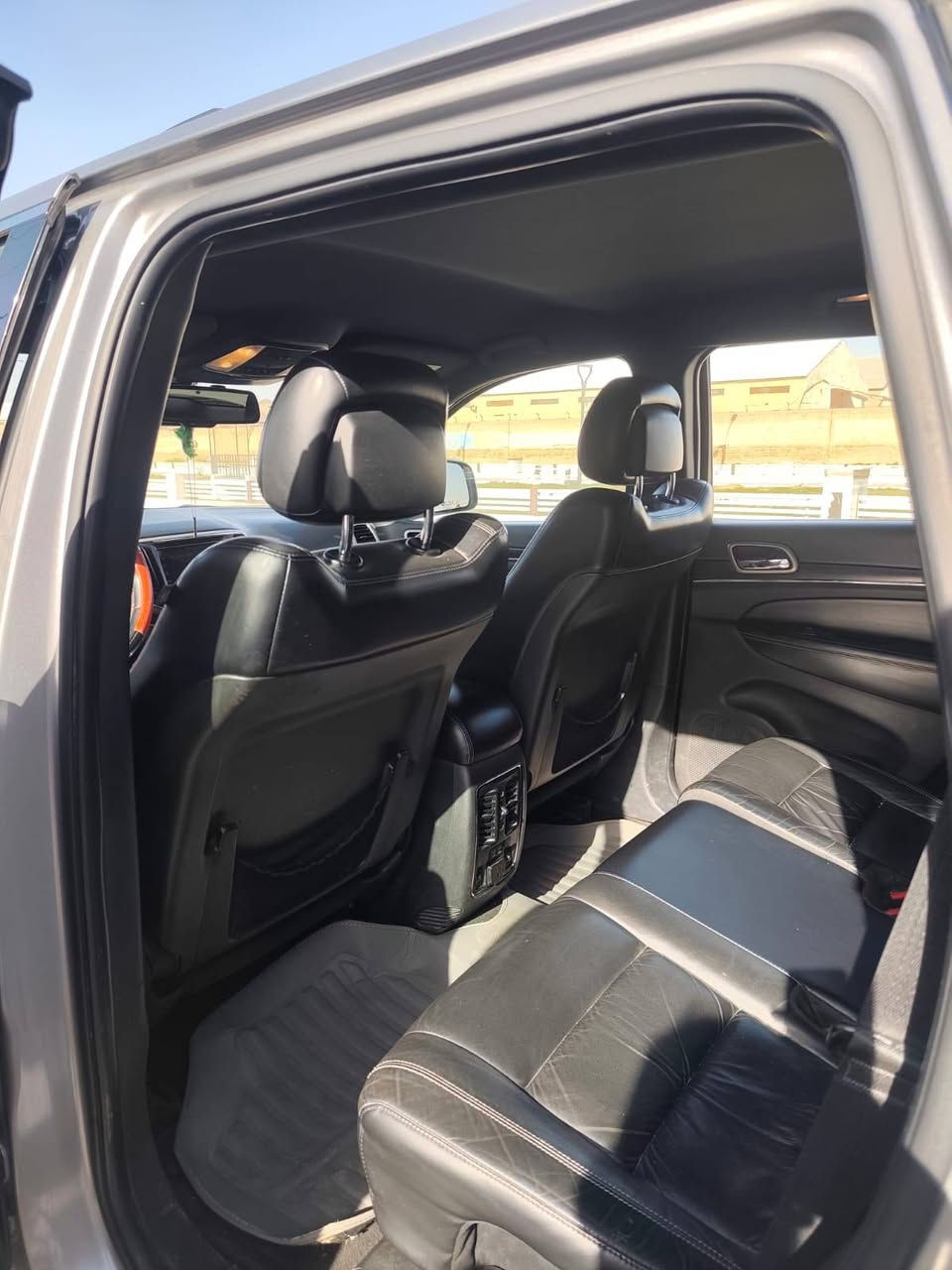 جيب كراند شيروكي 2015
رقم واسط الماني
فئت لمتد
مواصفات فول عدا الفتحه
محرك كير جديد 
حداديه جديده 
تخم تاير جديد 
السياره كامله اي نقص ما بيها ونضيفه كلش لان ما متعوبه
حادث امريكا بنيد وجاملغ  ومشدود نفس الون ما بيها صبغ 
السعر 205 وبيها مجال بسيط
للاستفسار اتصل على الرقم 
*********** غير متواجد على الفيس اي اسفسار اتصل
